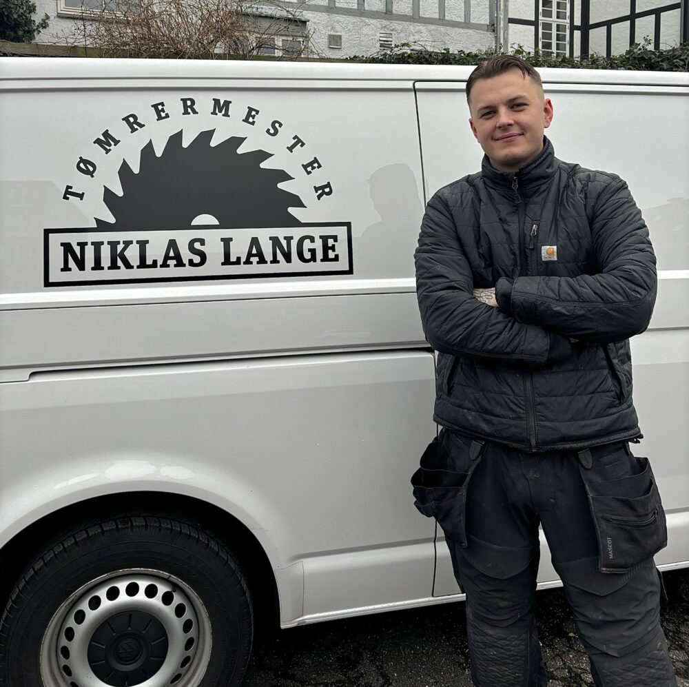 Tømrer Niklas Lange foran sin tømrermester bil